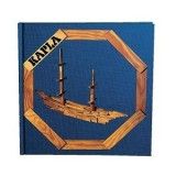 Bateau entouré d'un polygone en planchettes de bois