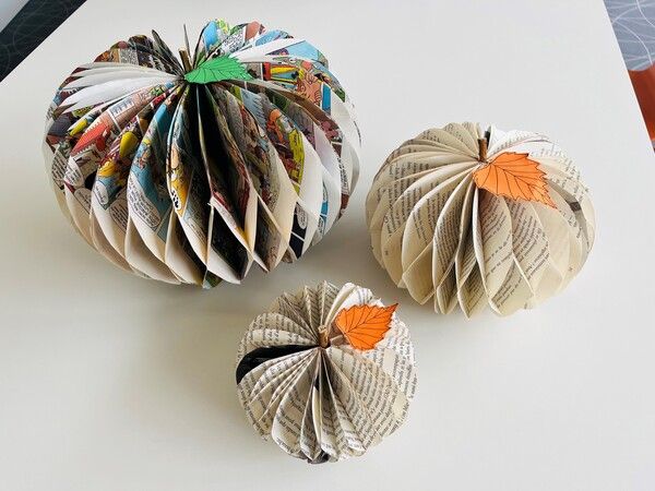 Citrouilles en papier coupé et collé
