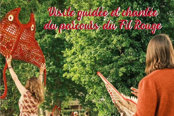 Photo de deux personnes tenant des créations du fil rouge à la main avec le texte : visite guidée et chantée du parcours du fil rouge