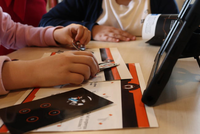 mains d'enfants devant une tablette